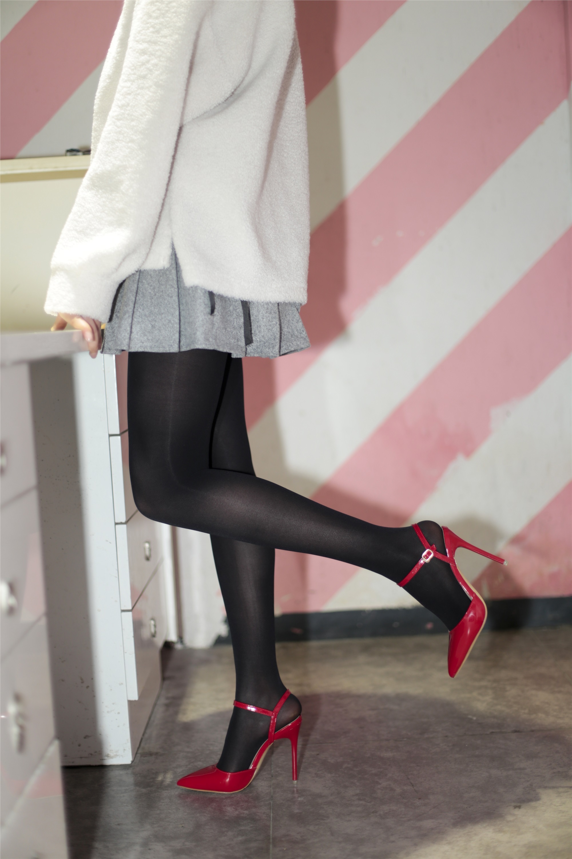 奈丝写真 NO.077 猫璃-纯黑的丝 正红的鞋